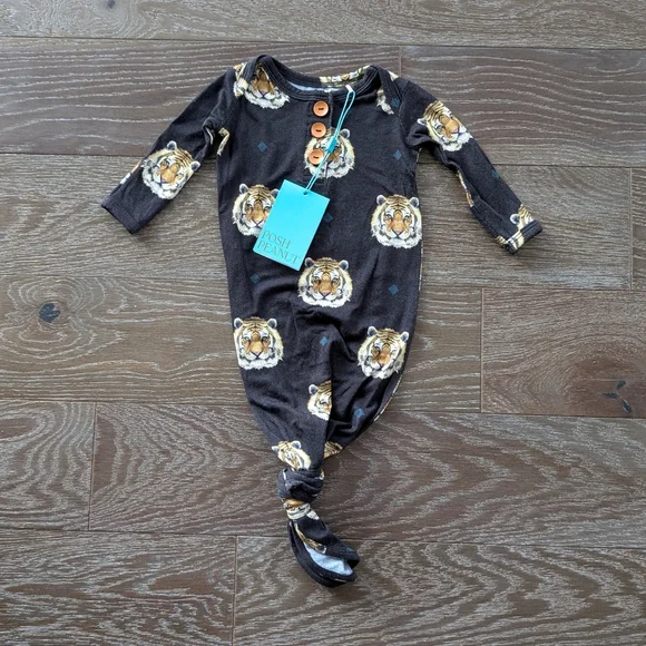 NWT Posh Peanut Matteo Button Knotted Gown Size 0-3 Months - Picture 1 of 6